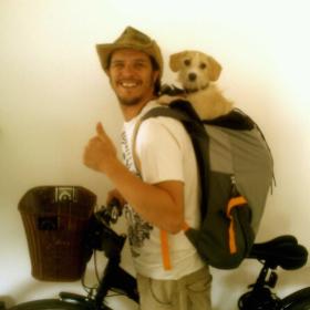 Ciclista urbano de Curitiba com seu cãopanheiro Toby.